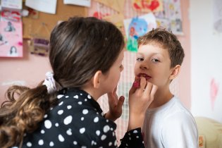 Večerní upíří stezka je výbornou záminkou, proč se malovat už od samého rána