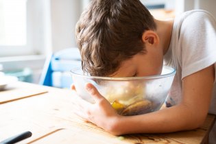 Pečené brambory vychutnává Ráďa všemi smysly