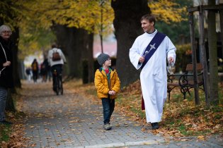 Rady se poprvé chopil dušičkového výkropu hřbitova a Viki mu zdatně asistoval