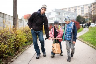 Když tři nesou tašku, ucho se jí rozhodně neutrhne