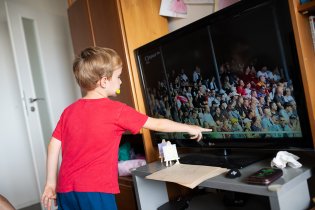 Najděte na fotce Rádu s dědou