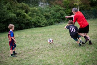 Děda musí mít pořádnou odvahu, že si troufne jít do zápasu s takto zvučnými jmény