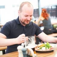 Zato Nad Hladinkou se mu prý líbilo, byť to nebyla hladinka mořská, ale jen přehradní