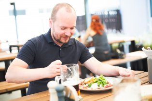 Zato Nad Hladinkou se mu prý líbilo, byť to nebyla hladinka mořská, ale jen přehradní