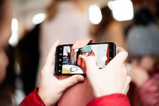 Mami, vyfoť mě s kafíčkem, ať můžu flexit před holkama