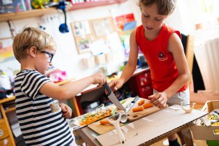 Kuchyňské studio musí mít především vychytané držáky na škrabky a nože