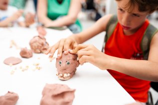 U stánku Ústavu archeologie dáváme lebkám novou tvář