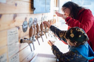 Kdo neumí, učí (točit pivo)