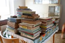 Ve Mstišově se dají nalézt knihy z různých historických období