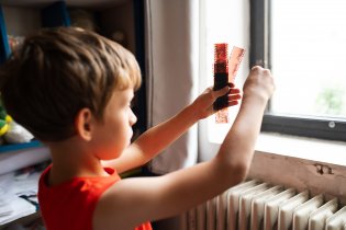 Procházíme krabici plnou tátových pokladů z mládí