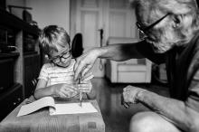 Děda zasvěcuje Vikiho do zručnosti nutné k užívání kružítka