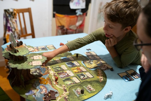 Využíváme toho, že sourozenci nejsou doma, a ponocujeme s Radovánkem u deskovek