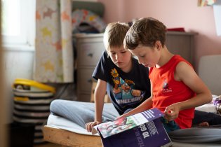 Ráďa láká kamarády k sobě domů zásadně na sbírků těch nejlepších 10 gólů