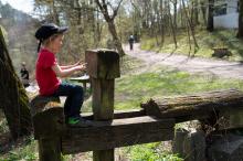 Viky sedí zombíkovi na hlavě a kouká se endrmenovi do očí