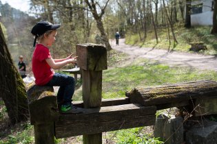 Viky sedí zombíkovi na hlavě a kouká se endrmenovi do očí
