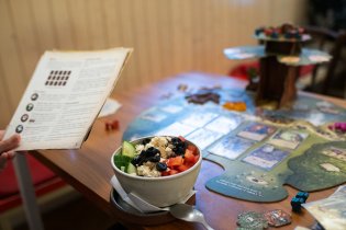 V Divukraji (pardon, vlastně v čajovně Za Zrcadlem) mají fakt super pohanku s uzeným tofíčkem