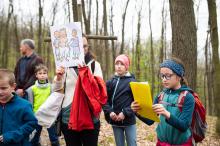 Verunka se ochotně chopila čtení a na mě zbyla rola držáku