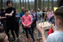 Ráďa hrdě předvádí svůj výtvor, který dal pořádnou práci