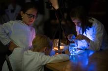 Hokusy a pokusy na oslavě ve Vida