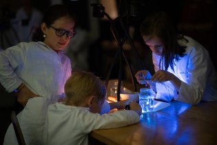 Hokusy a pokusy na oslavě ve Vida