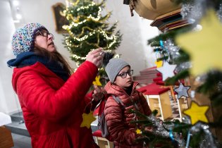 Stromeček v presbytáři zdobíme sice trochu pozdě, ale přece