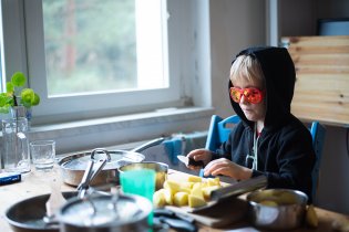 Zakuklený gang kráječů brambor se chystá k útoku