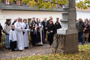 Zase po roce - modlitba u pomníku