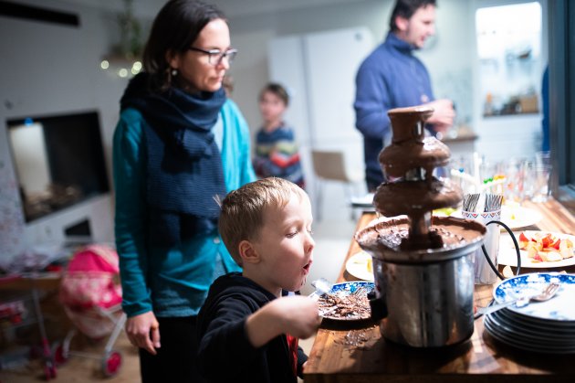 Čokoláda z fontány se dá jíst klidně i bez ovoce, koukej, mami!
