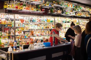 V býválém multikině Galaxie vyrostl mimo jiné tento zajímavý bar