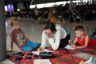 Druhý den jsme se prozřetelně vybavili dekou, velká krabice pastelek je taktéž samozřejmostí