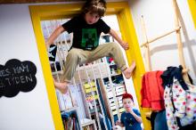 Na návštěvě. Ráďa předvádí šplhání na futra, kdyby prý to náhodou ještě neznali