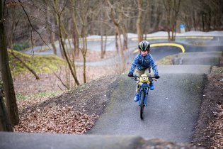 Viki má na víkend doma mimoně Stua. Provezl ho pump trackem.