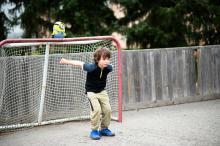 Stu mu pomáhal v bráně při fotbale