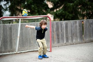 Stu mu pomáhal v bráně při fotbale
