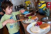 Zatímco Ráďa připraví hamburgery