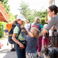 Po návratu z tábora je potřeba Verunku ochránit jak před náporem civilizace, tak i nenechavých bratrů