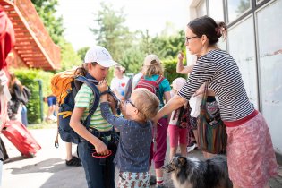 Po návratu z tábora je potřeba Verunku ochránit jak před náporem civilizace, tak i nenechavých bratrů