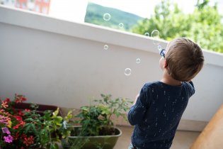 Bublina, bublina z mýdla, letí, ač nemá křídla