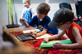 V kostele - kreslířská dílna