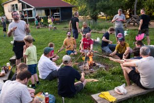 Přespávačka kde dni otců byla letos v naší lesní školce poprvé na 2 noci