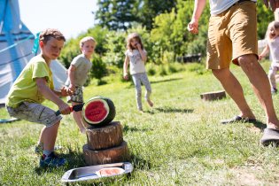 No jak jinak porcovat meloun, než mačetou, že?