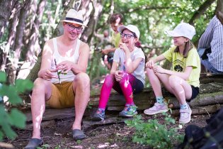 Hmm, hádám, že holky se svým dávným školkovým průvodcem probírají takové ty věci, o kterých se s rodiči nedá pořádně mluvit :-)