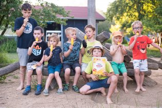 Skoro jako když kdysi v pravěku přijel na vesnici Family Frost