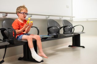 9 z 10 školkových tatínků svým dětem nedoporučuje zkoušet průchod právě uhašeným ohništěm bosou nohou...