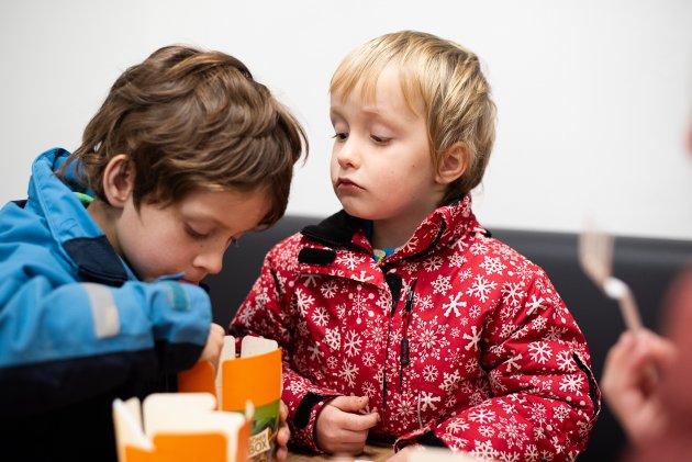 Brácho, neujídáš mi těch hranolek náhodou trochu příliš?