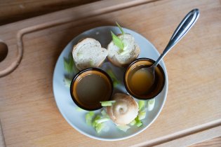 Specialita šéfkuchaře: rohlíky, jarní cibulka, citrusová šťáva