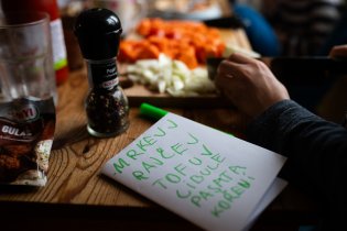 Recept vymyslíme, suroviny nakoupíme, přijedeme, uvaříme