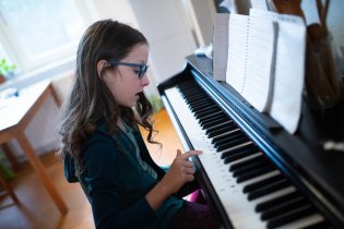 Vzácná chvilka - Verča u klavíru