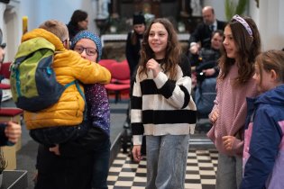 Holčičky se vrhly na svého oblíbeného Vikouška, který se raději schoval u ségry