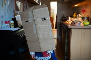 Sem tam se nám v kuchyni objeví nová postava, která je podezřele hranatá. Že by uprchlík z Minecraftu?